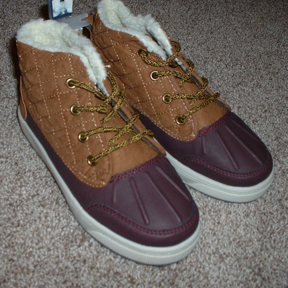 OshKosh BGosh Tarin Ankle Boots Sherpa Quilted Youth Girl Shoe Size 13 1 2 3 NWT - Picture 1 of 3